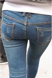 蓝色牛仔裤饱满圆臀MM，PG一撅一扭的[109M/AVI]