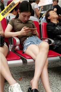 4K-墨绿色T恤街拍牛仔小热裤[1.53G/MP4]