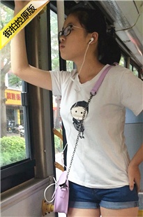 公交车上白腿蓝牛短裤眼镜小妹性感圆臀[211M/MOV]