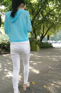 马尾辫紧身翘臀美女[431M/MP4]