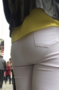 白色紧身裤妹子和闺蜜游玩古街[990M/MOV]