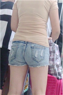 超紧热裤MM在等车[110M/MP4]