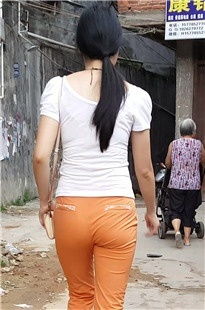 路上偶遇一七分裤紧臀美妇[251M/MP4]