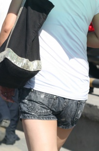 美丽性感的牛仔短裤