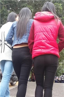 四个黑裤紧臀美眉[1.05G/MP4]