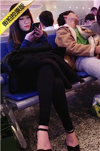 4K-候车的黑色尖角高跟黑色紧身铅笔裤美MM[689M/MP4]