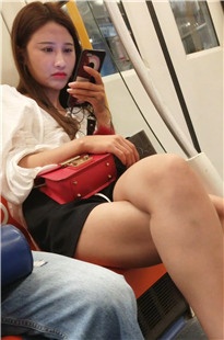 白色上衣黑色街拍热裤[1.03G]