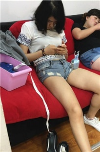 【狼哥2016原创】服装店里的紧身热裤大长腿小妹[MP4/2GB]