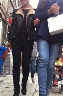 黑色翘臀紧身裤美女游玩古街[334M/MOV]