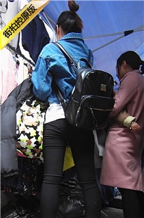 干练的牛仔服紧身黑裤妹子[235M/MP4]