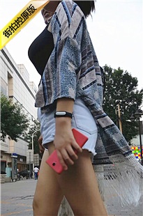 街拍蓝色牛仔紧绷热裤短发妹子性感大胸[346M/MP4]