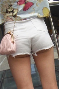 两个白色勒沟热裤MM，路出的微笑线好美[130M/MP4]