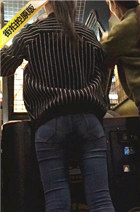 公交站牌等车的蓝色紧身牛仔裤shaofu饱满丰臀[370M/MOV]