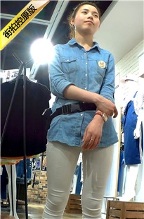 极品店员紧身白裤小妹，内痕清晰可见[1.9G/MP4]