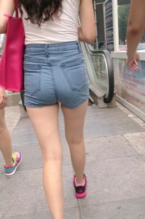 极品紧身牛仔热裤美女[160M/MP4]