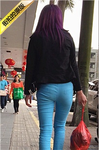 蓝色紧身裤翘臀美眉逛街回来[366M/MP4]