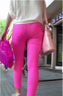 粉红紧身裤MM紧绷丰臀诱惑[121M/MP4]