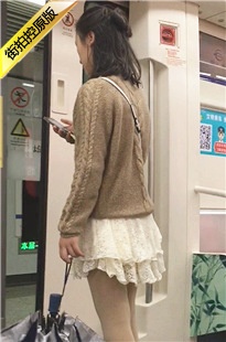 地铁拍摄白色蕾丝连衣裙肉丝美女[279M/MOV]