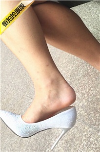 【醉爱作品】丰满高跟MM挑鞋[158M/MOV]