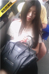 公交上长发飘逸长裙美女[100M/MP4]