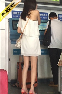 取票的两个极品白腿裙子美眉[235M/MOV]