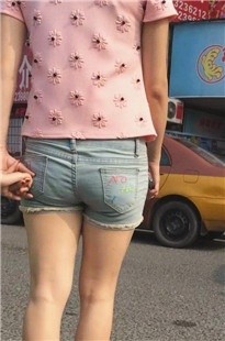 热裤MM的小翘臀[438M/MOV]