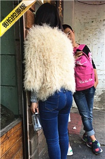 街拍蓝色紧绷极品饱满圆润翘臀牛仔裤MM[259M/MOV]