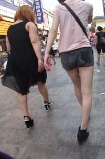 热裤MM臀紧，双腿好白啊[122M/MP4]