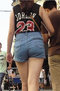 23号球衣的热裤美眉[331M/MTS]